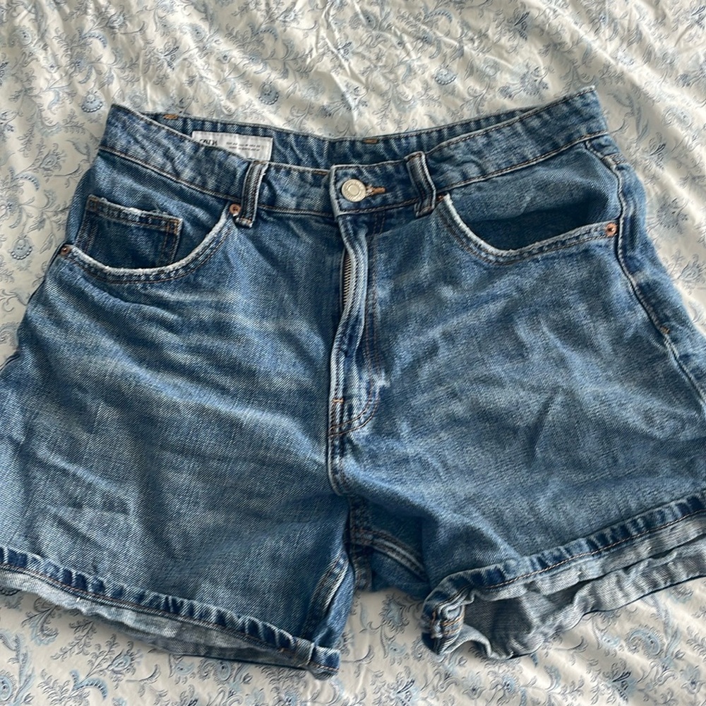 Zara shorts
Size 10